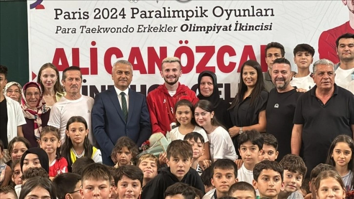 Paris'te gümüş madalya kazanan para tekvandocu Özcan, Karabük'te sporcularla buluştu