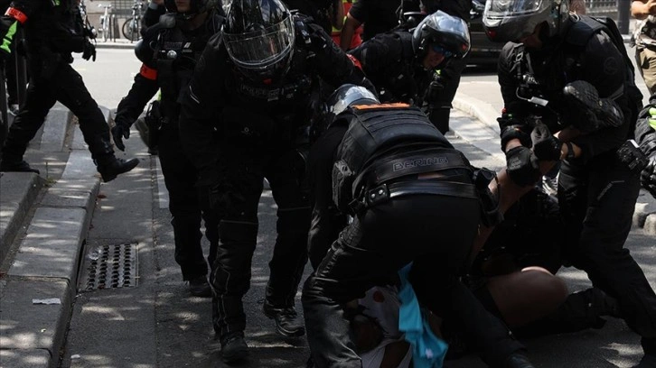 Paris'te hafta sonu yapılan gösteride polisin uyguladığı şiddete soruşturma