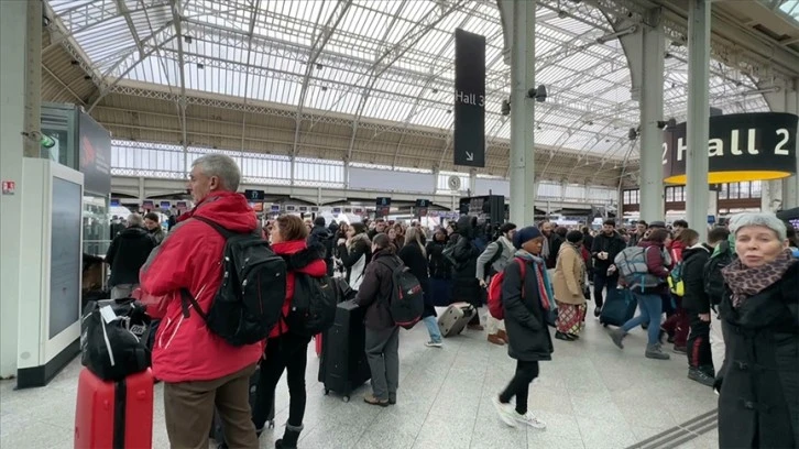 Paris'te tren istasyonunda düzenlenen bıçaklı saldırıda 3 kişi yaralandı