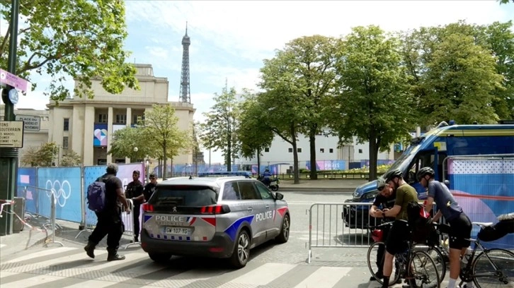 Paris'te turistlerin ziyareti Olimpiyat Oyunları'nın güvenlik bariyerlerine takıldı