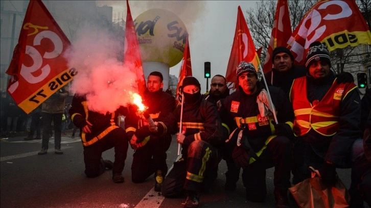 Paris’teki emeklilik reformu karşıtı gösteride zaman zaman gerilim yükseliyor