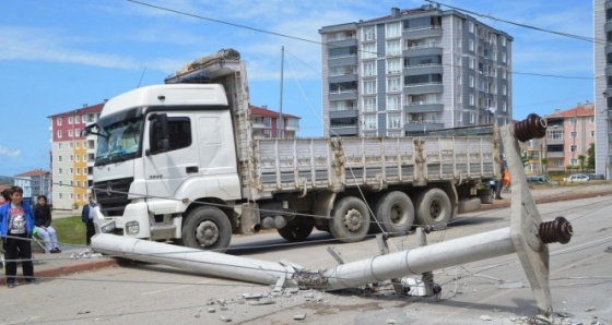 Park halindeki kamyon elektrik direğini yıktı