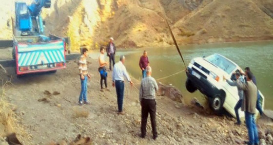 Park halindeki minibüs baraj gölüne düştü