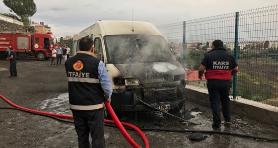 Park halindeki minibüs yandı |Kars haberleri