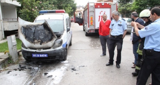 Park halindeki polis aracı yanarak küle döndü