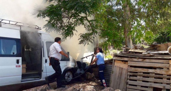 Park halindeki yolcu minibüsü alev alev yandı