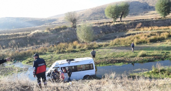 Patates toplayan işçileri taşıyan minibüs dereye uçtu: 12 yaralı