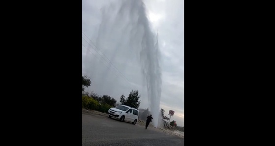 Patlayan borudaki su metrelerce yükseğe fışkırdı