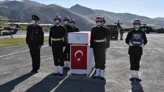 Pençe Yıldırım Harekatı&#039;nda şehit olan asker için Hakkari&#039;de tören düzenlendi