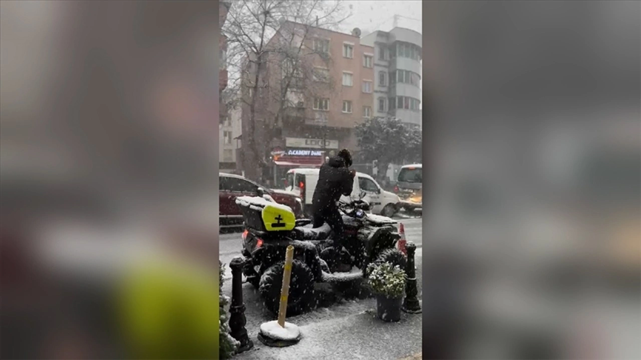 Pendik'te cep telefonuyla arkadaşını kameraya çeken kişi kaza anını yakaladı