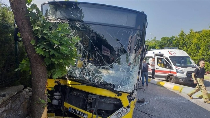 Pendik'te İETT otobüsü ile otomobilin çarpıştığı kazada 4 kişi yaralandı