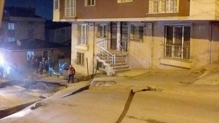 Pendik'te yoldaki çökme nedeniyle iki bina boşaltıldı