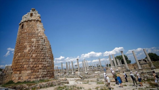 Perge'de 1700 yıllık kadın heykeli bulundu