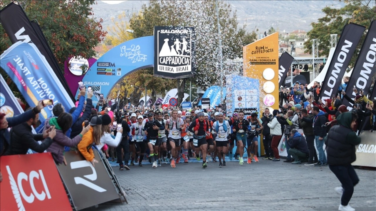 Peribacaları arasında koşan yüzlerce sporcu Kapadokya turizmine katkı sundu