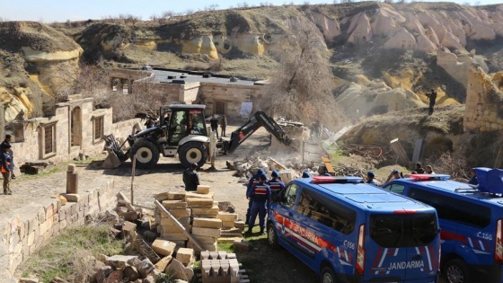 Peribacaları yakınındaki yapıların yıkılmasına devam ediliyor