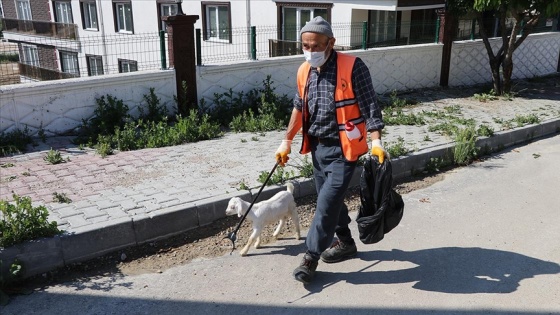 Peşinden ayrılmayan oğlağıyla cadde ve sokakları temizliyor