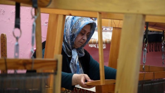 Peşkir dokumayı annesinden öğrendiği şekliyle yaşatıyor