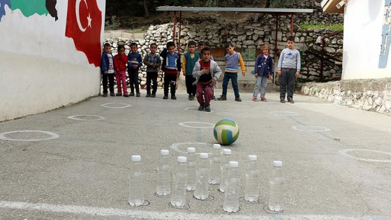 Pet şişe ve voleybol topuyla bovling