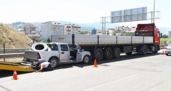 Pikap TIR'ın altına girdi: 3 yaralı