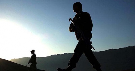 PKK'lı teröristler kendilerine sivil süsü vererek üs bölgesine saldırdı