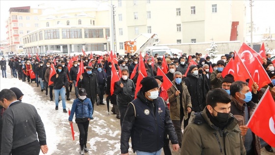 PKK'nın Gara'da 13 Türk vatandaşını şehit etmesine tepki amacıyla Van'da yürüyüş düzenledi