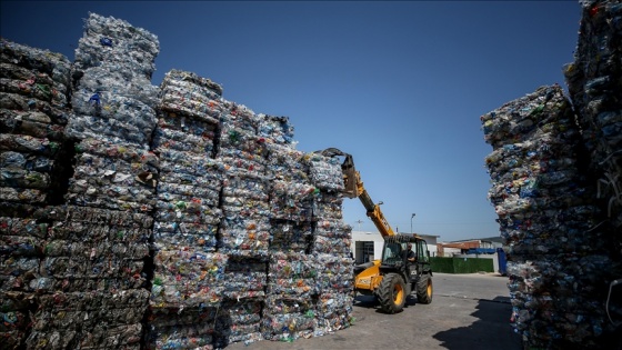 Plastik atıklar geri dönüşümle sektörlere ham madde oluyor