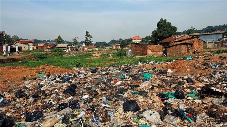 Plastik atıklar Uganda’nın göl ve nehirlerini tehdit ediyor