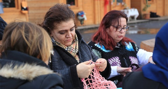 Plastik poşetlere karşı rengarenk file çanta ördüler