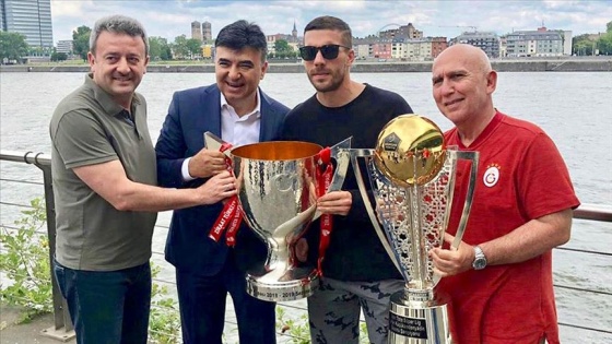 Podolski Galatasaray'ın şampiyonluk kupalarıyla poz verdi