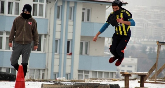 PÖH sınavına hazırlık için inşaat malzemelerinden parkur