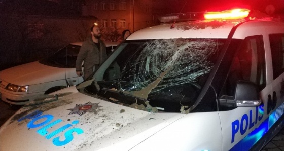 Polis aracının camını çatı katından saksı atarak kırdı