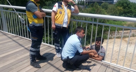 Polis intihar etmek isteyen genci köprünün demirlerine kelepçeledi