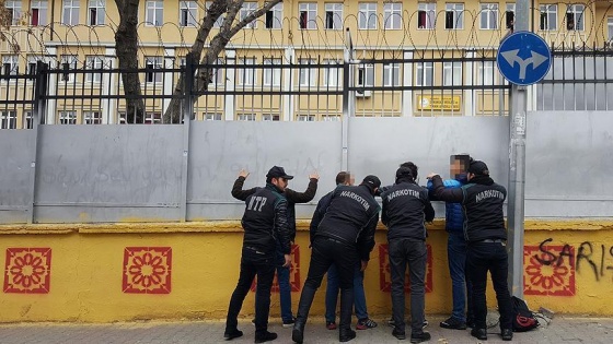 Polis okul önlerinde 'kuş uçurtmadı'