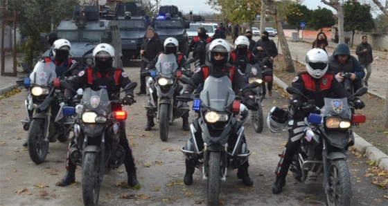 Polis operasyon yaptı, vatandaş alkışlarla destek verdi