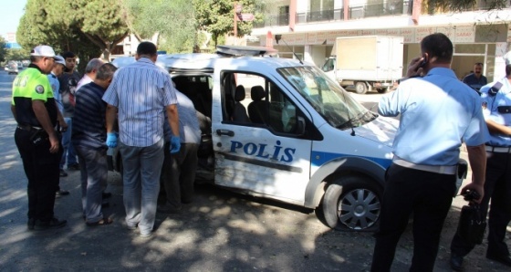 Polis otosu köpeğe çarpmamak için ağaca çarptı: 3 Yaralı