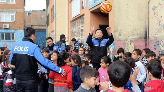 Polis seminer verdiği terör mağduru çocuklarla top oynadı