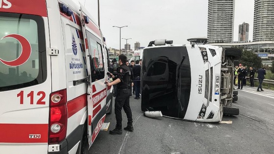 Polis servis aracı devrildi