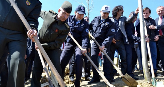 Polis ve askerler şehit arkadaşları için fidan dikti