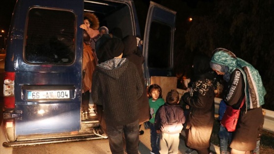 Polisin 'dur' ihtarına uymayan minibüsten 30 düzensiz göçmen çıktı