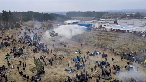 Polonya güvenlik güçleri ile sınırı aşmaya çalışan gruplar arasında arbede yaşandı