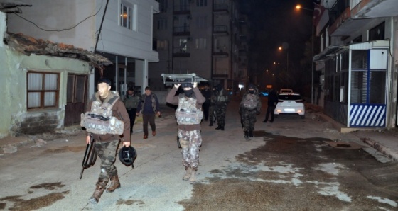 Pompalı tüfekle rastgele ateş açan şahıs, mahalleyi sokağa döktü