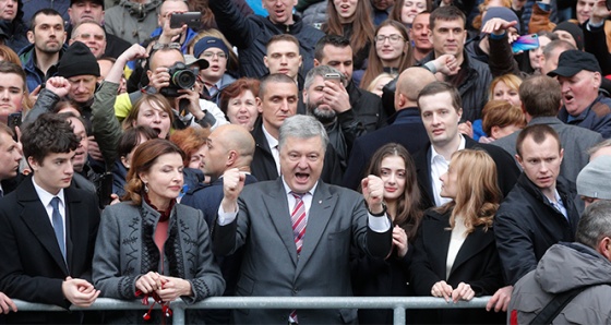 Poroşenko'nun halk önünde tartışmaya davet ettiği Zelenskiy gelmedi