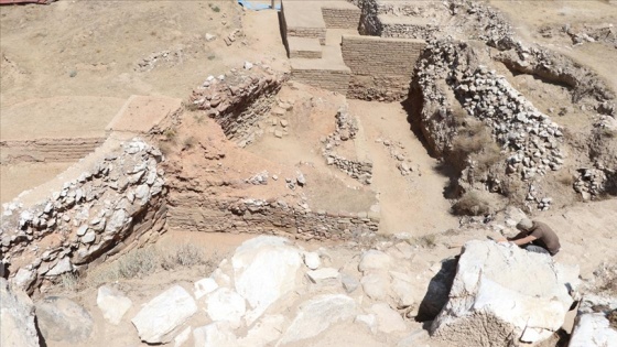 Porsuk Höyük'te Demir Çağı'na ait surlar ve sıva kalıntıları bulundu