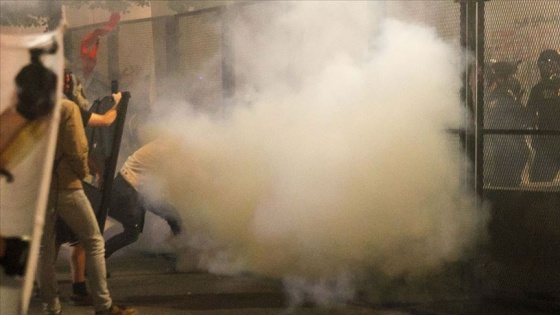 Portland'da ırkçılık karşıtı protestocular polis merkezine saldırdı