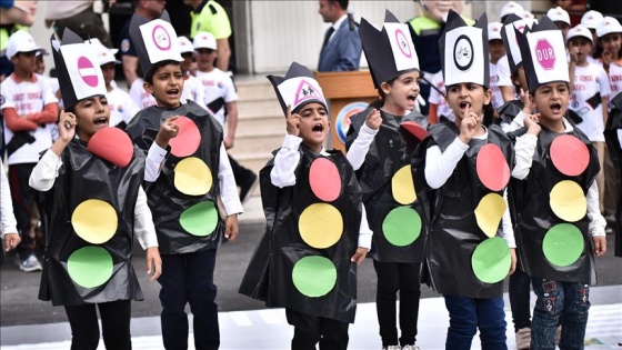 Poşetten trafik levhasıyla büyüklere mesaj verdiler