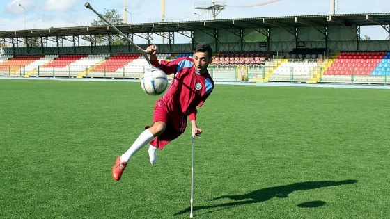 Protezini defalarca kırdı ama futboldan vazgeçmedi