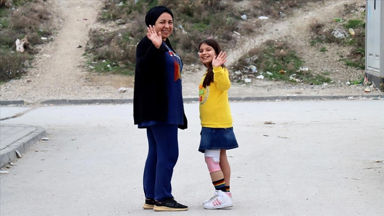 Protezle ayağa kalkan Fatma Ömür'ün hayali piyano çalabilmek