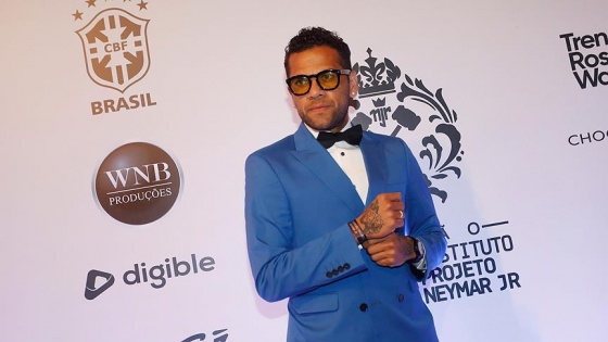 PSG, Dani Alves'i renklerine bağladı