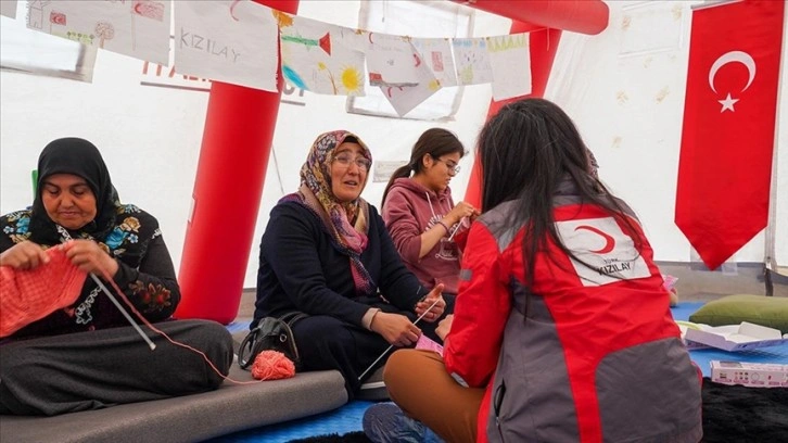 Psikologlar el işi atölyeleriyle "depremin izlerini" silmeye çalışıyor