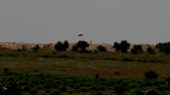 PYD'nin sınıra çektiği bayraklar silahlı kişilerce korunuyor